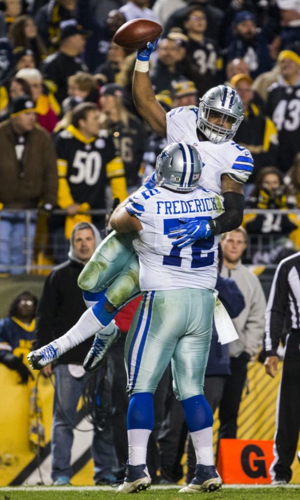 Zeke comemora o TD da vitória com Frederick