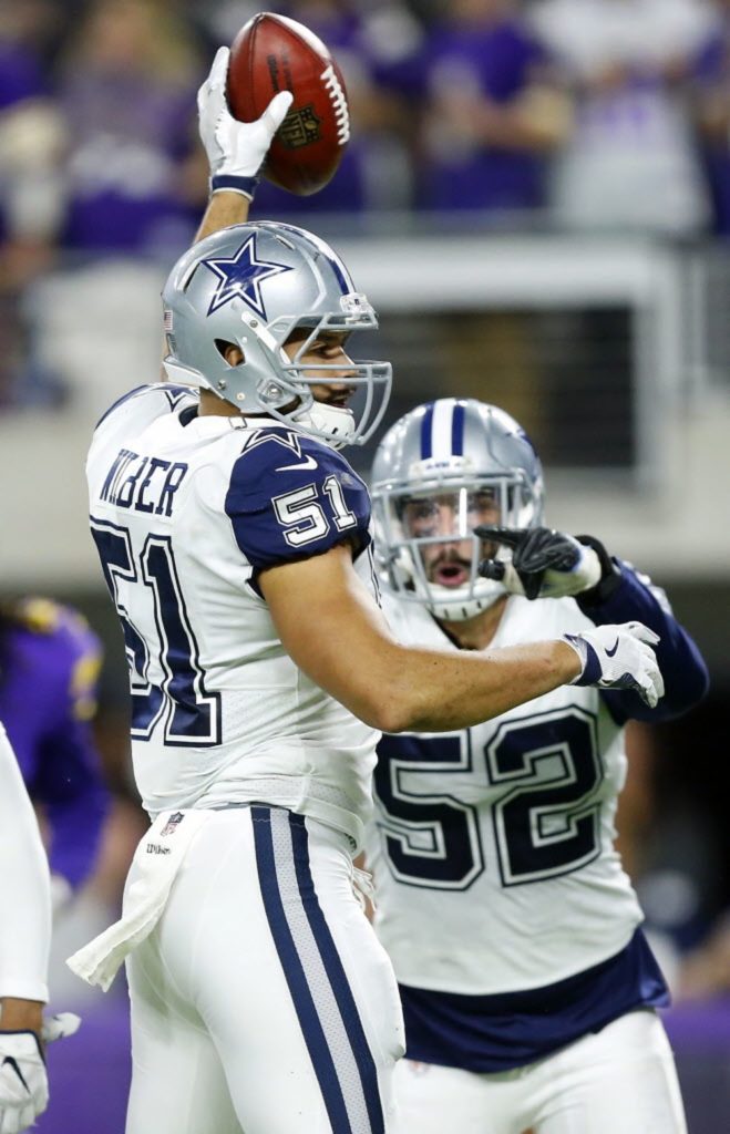 Kyle Wilber força o fumble na jogada que decidiu a partida para Dallas.