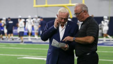 Jerry Jones e Stephen Jones em um treino do Dallas Cowboys