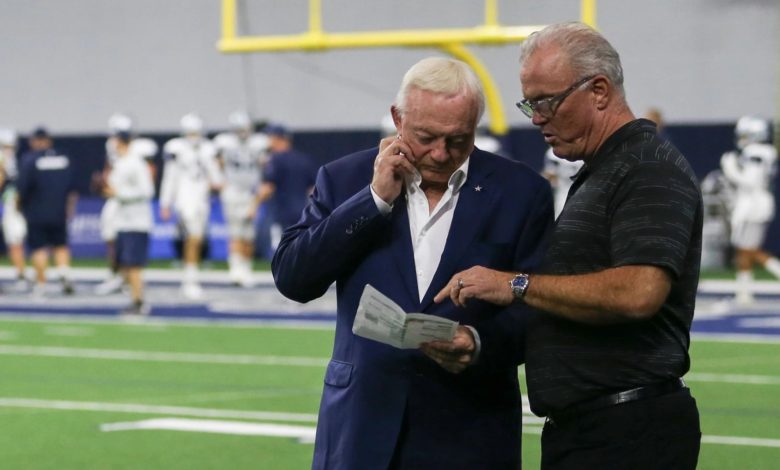 Jerry Jones e Stephen Jones em um treino do Dallas Cowboys