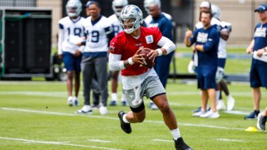 Dak Prescott em ação durante os treinos de offseason.