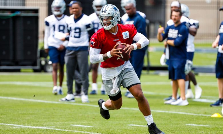 Dak Prescott em ação durante os treinos de offseason.