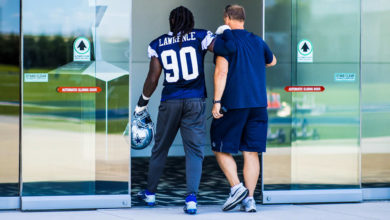 DeMarcus Lawrence fratura o seu pé e ficará fora por um bom tempo, deixando o pass rush do time ainda mais deficitário.